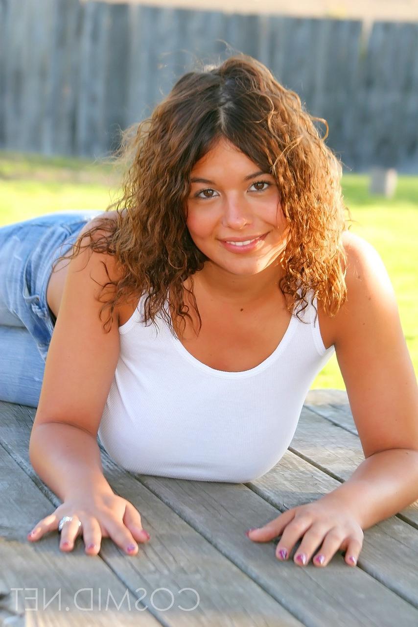 16P A gorda sexy Becca Stein exibe seus peitos enormes posando sem nudez ao ar livre