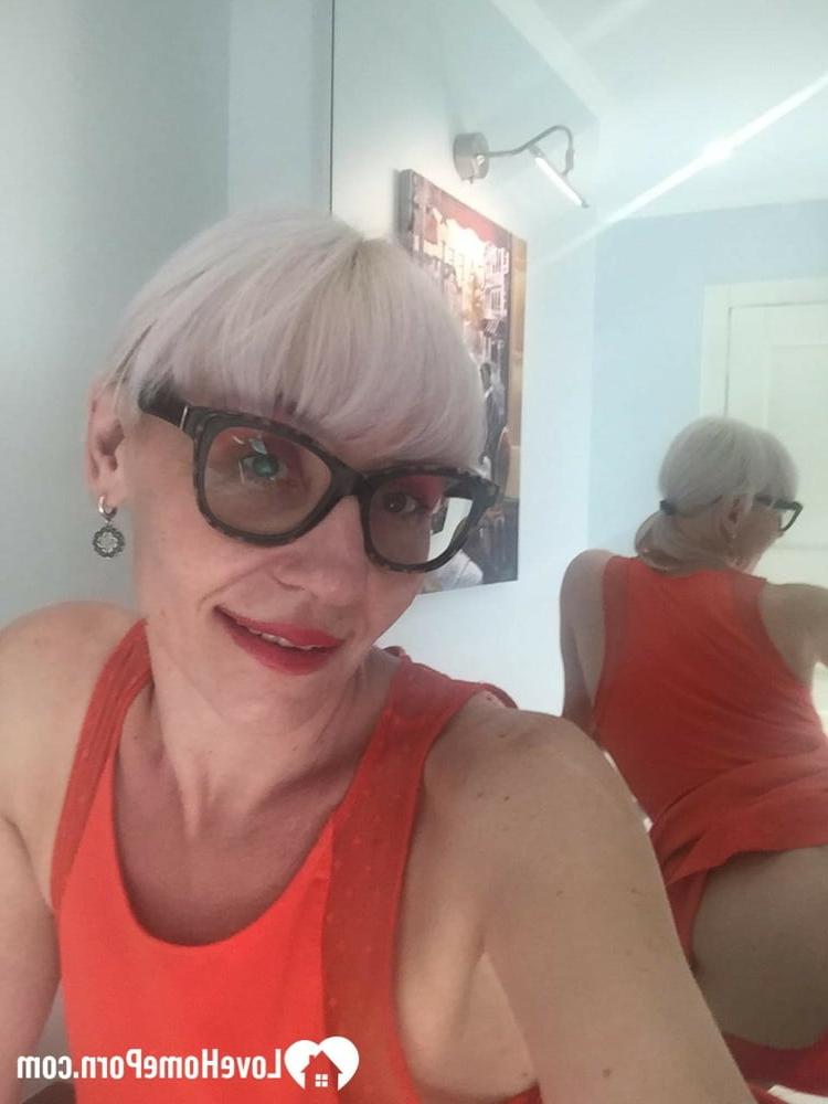 20P MILF amateur à lunettes enlève ses vêtements et prend des selfies de ses jolis seins