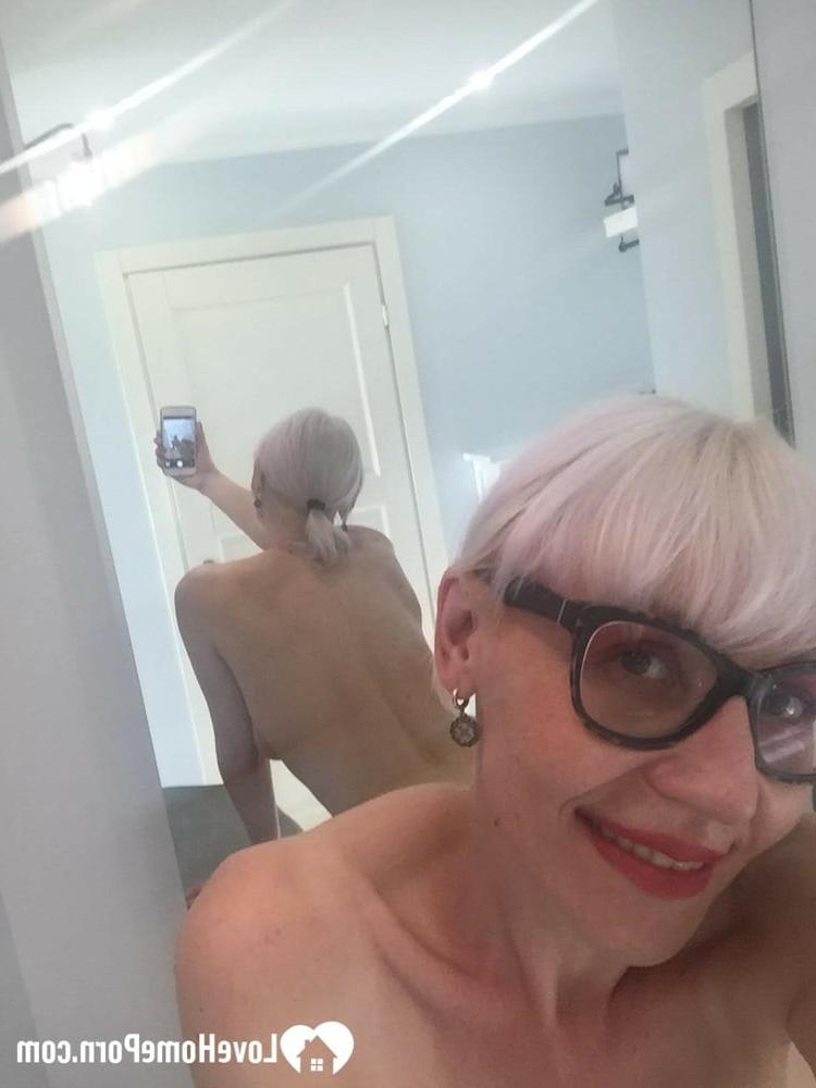 20P MILF amateur à lunettes enlève ses vêtements et prend des selfies de ses jolis seins