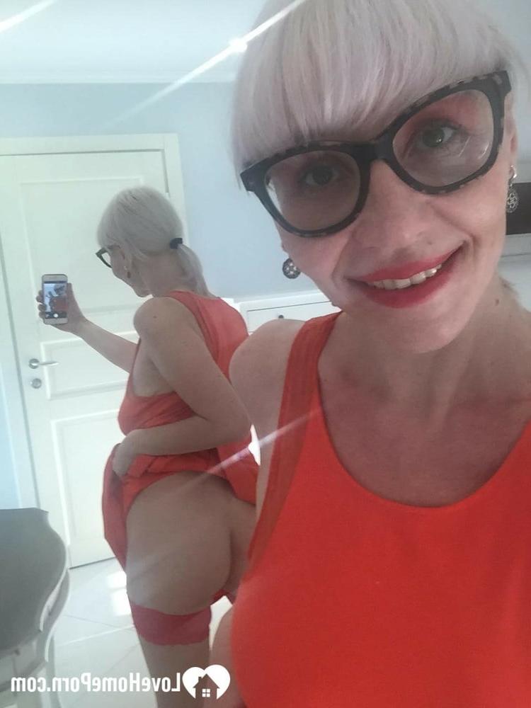 20P MILF amateur à lunettes enlève ses vêtements et prend des selfies de ses jolis seins