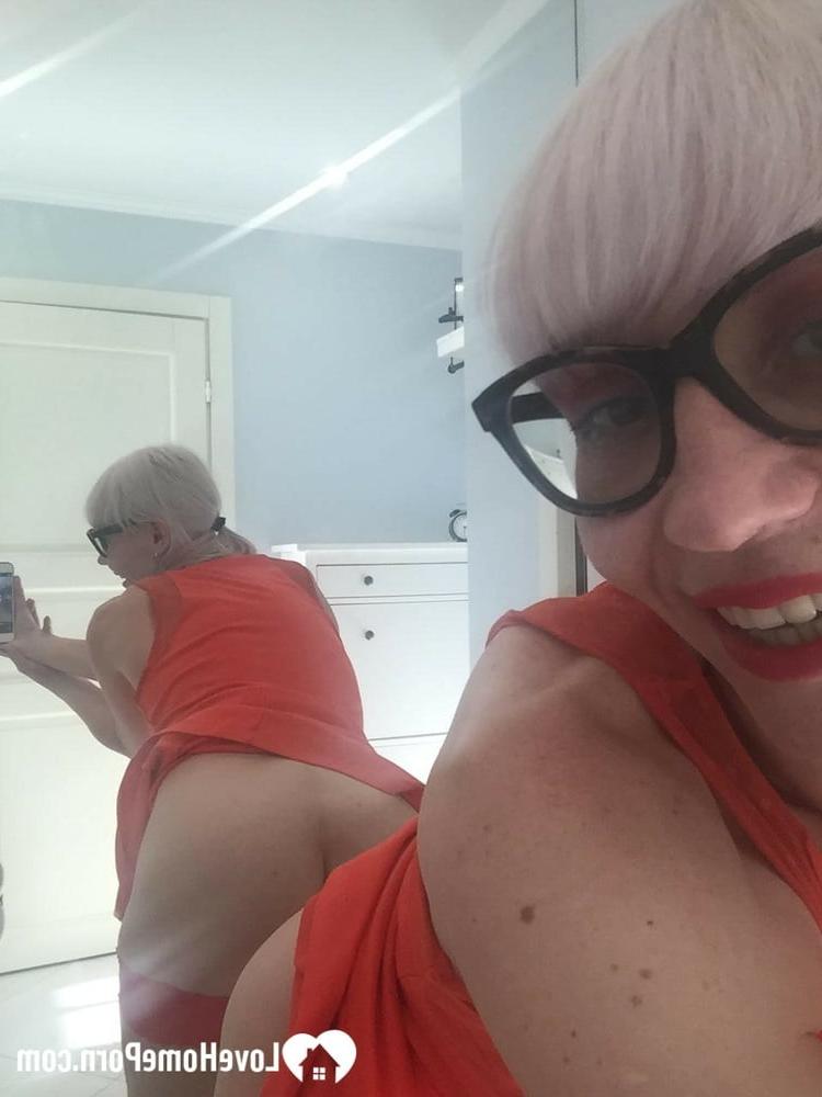 20P MILF amateur à lunettes enlève ses vêtements et prend des selfies de ses jolis seins