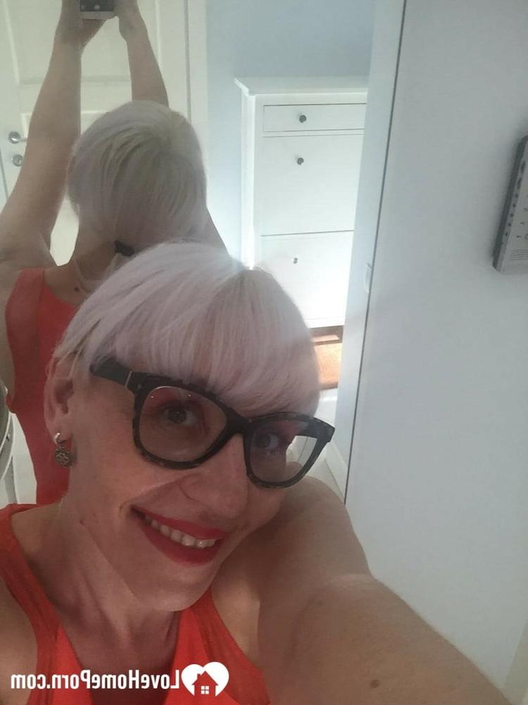 20P MILF amateur à lunettes enlève ses vêtements et prend des selfies de ses jolis seins
