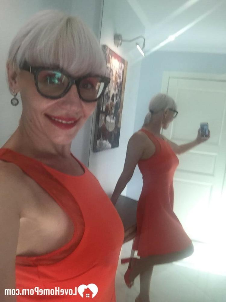 20P MILF amateur à lunettes enlève ses vêtements et prend des selfies de ses jolis seins
