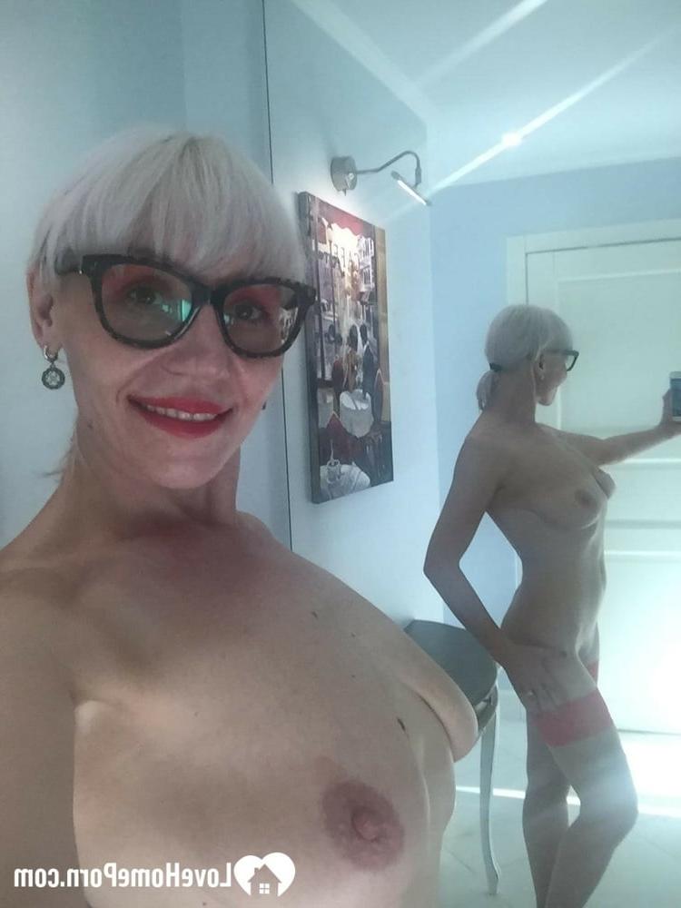 20P MILF amateur à lunettes enlève ses vêtements et prend des selfies de ses jolis seins