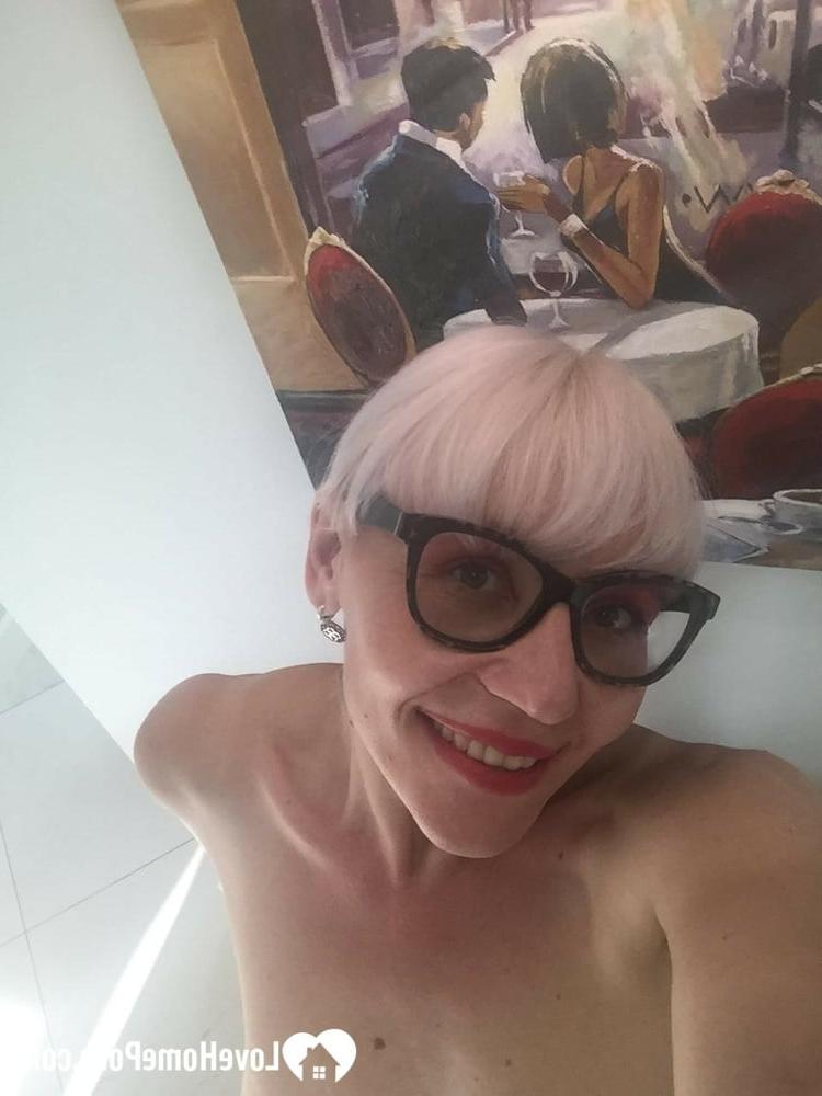 20P MILF amateur à lunettes enlève ses vêtements et prend des selfies de ses jolis seins