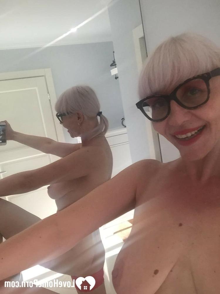20P MILF amateur à lunettes enlève ses vêtements et prend des selfies de ses jolis seins