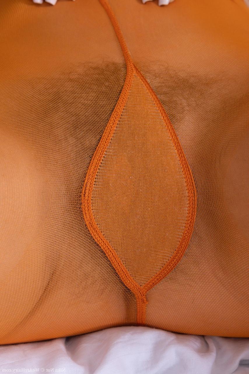 20P La morena amateur Nika Nut se frota el coño peludo con su nuevo juguete sexual