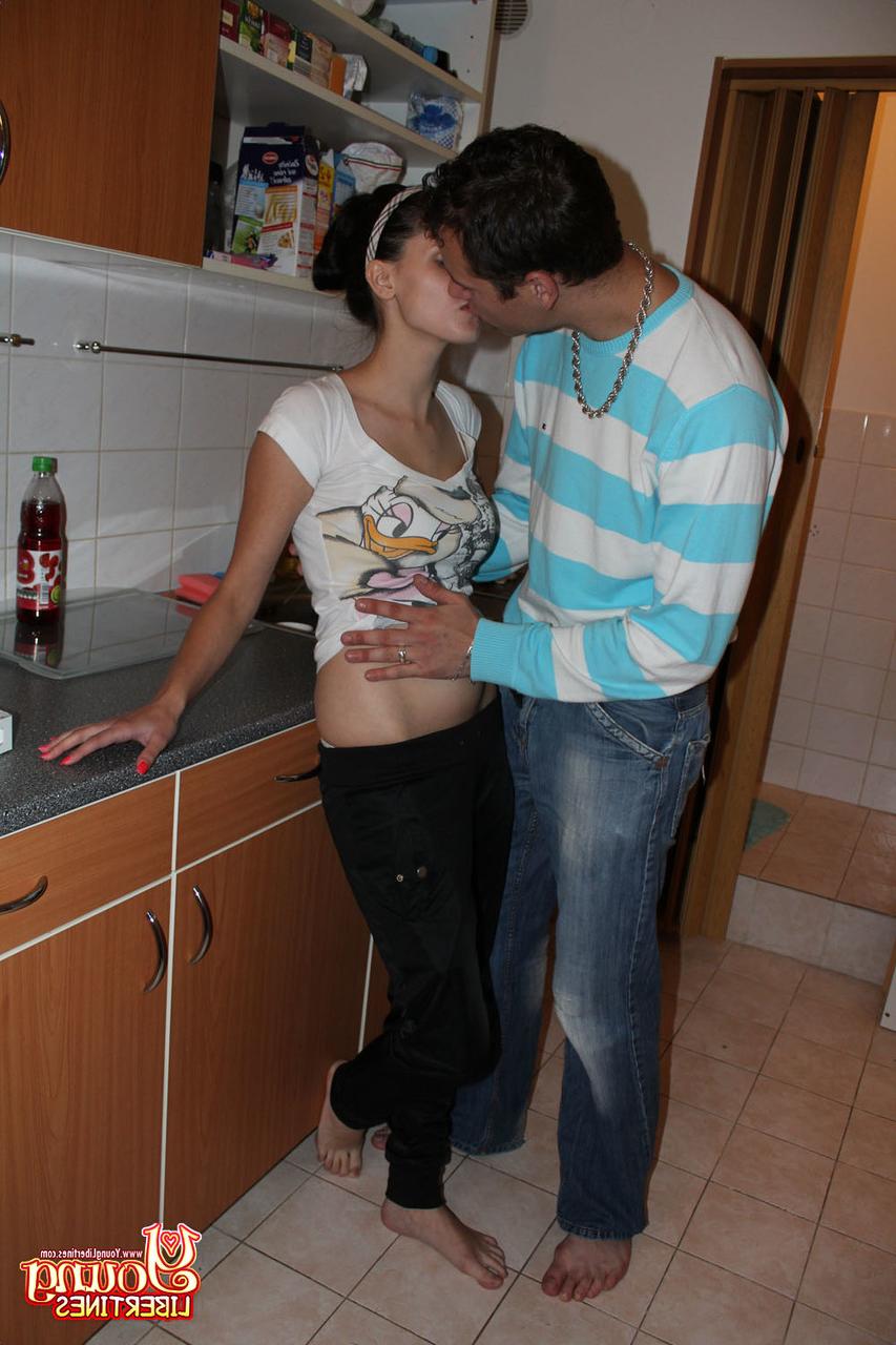 20P La joven amateur chupapollas Alena se deja llenar el chocho por su novio en la cocina