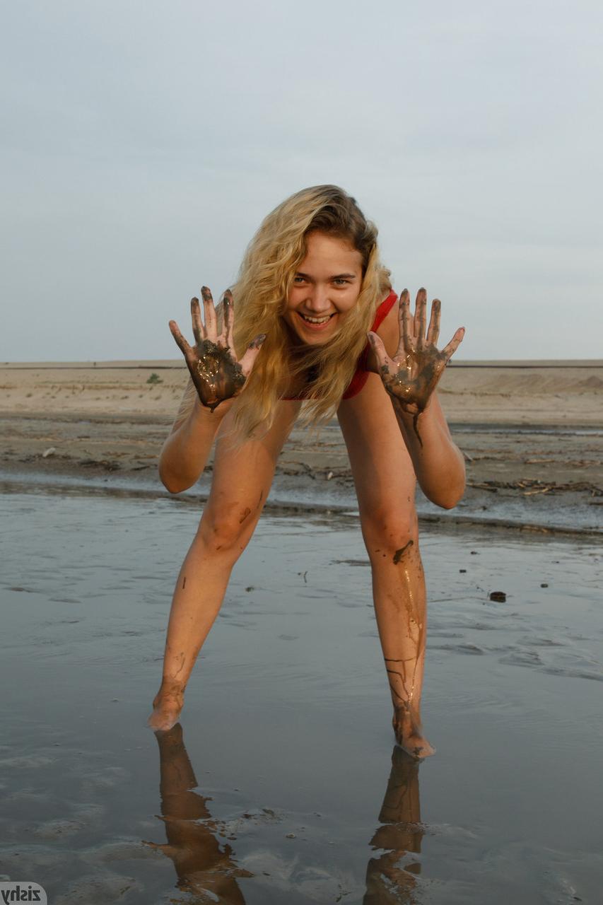 13P Gostosa de maiô sexy Sofia Orlova se sujando na praia