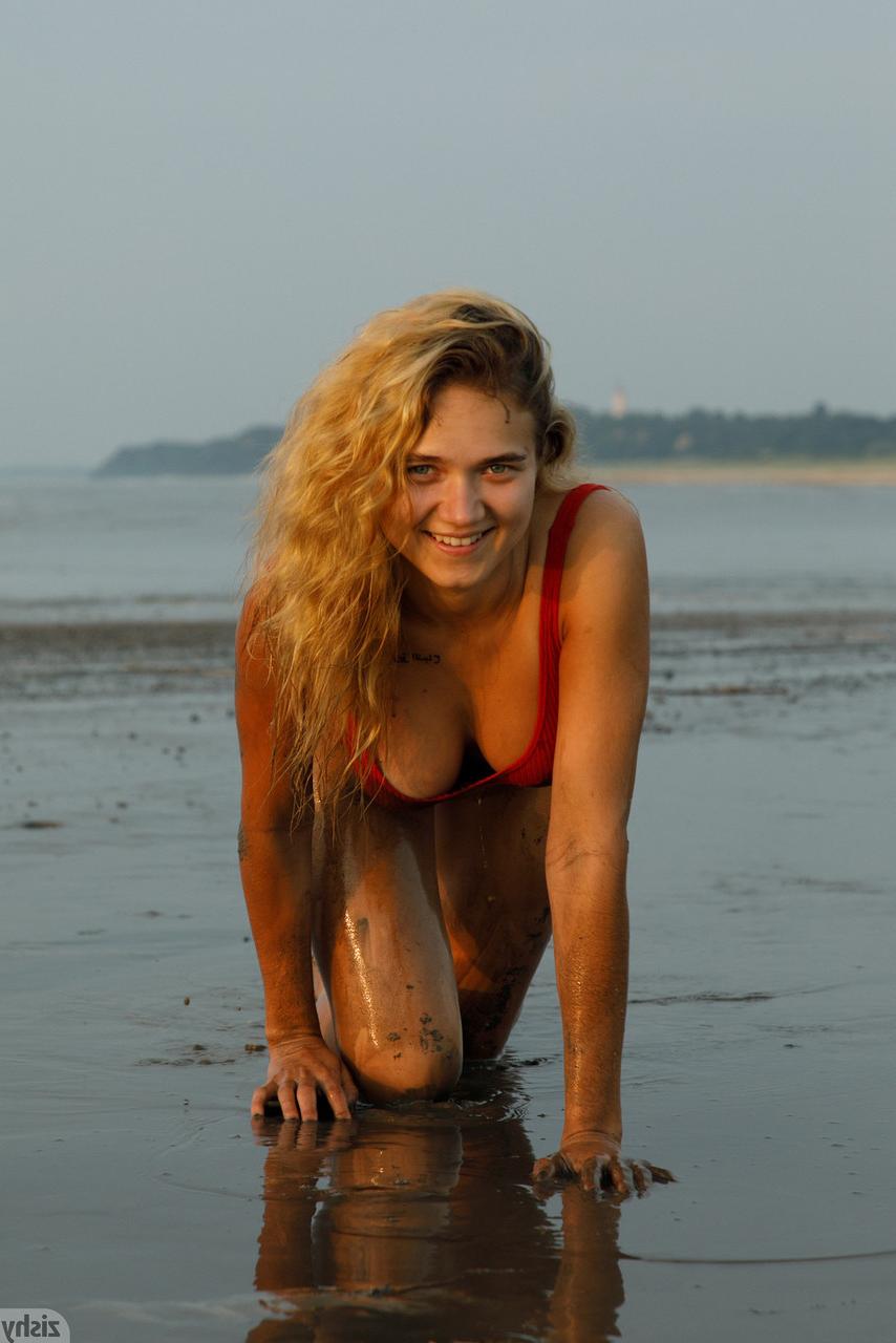 13P Gostosa de maiô sexy Sofia Orlova se sujando na praia