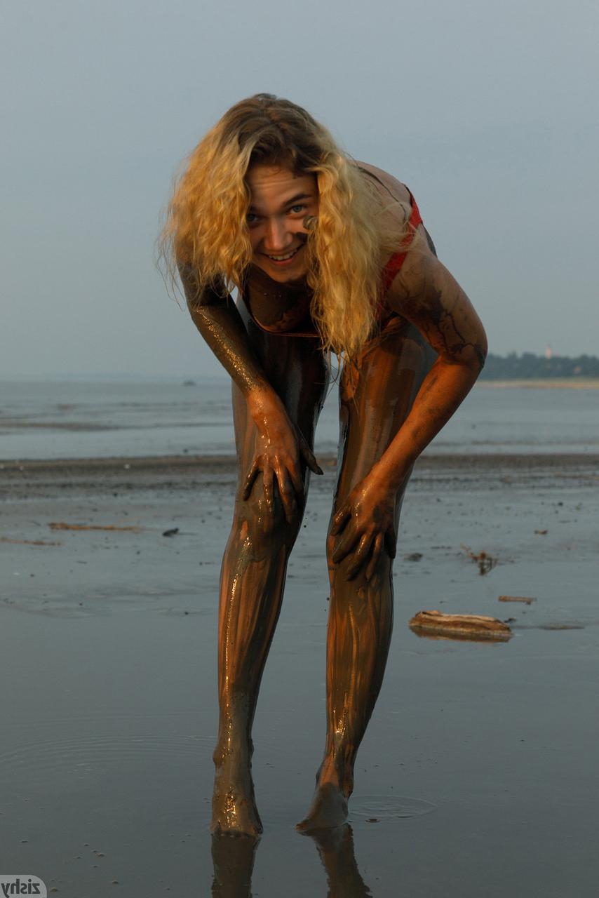 13P Gostosa de maiô sexy Sofia Orlova se sujando na praia