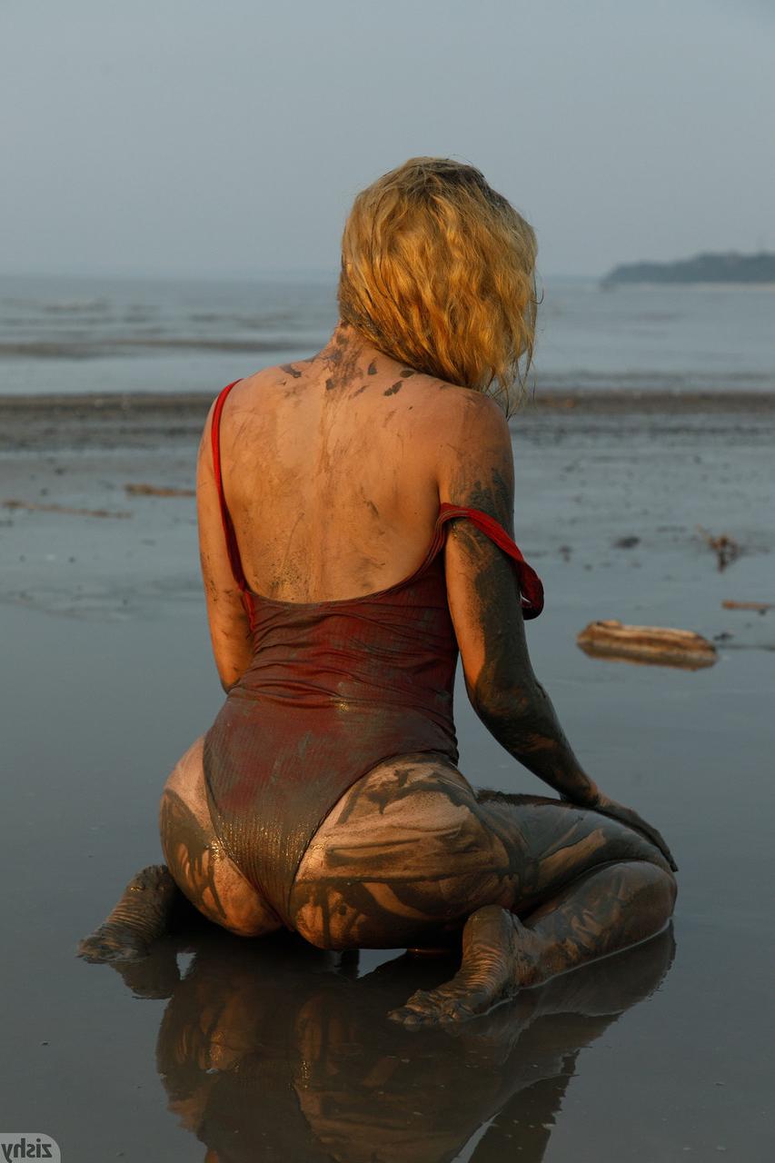 13P Gostosa de maiô sexy Sofia Orlova se sujando na praia