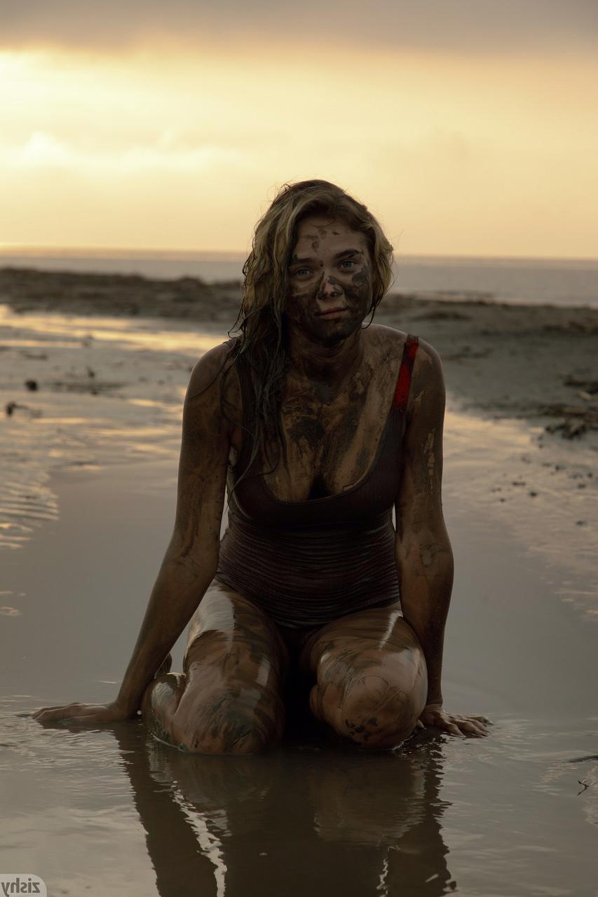 13P Gostosa de maiô sexy Sofia Orlova se sujando na praia