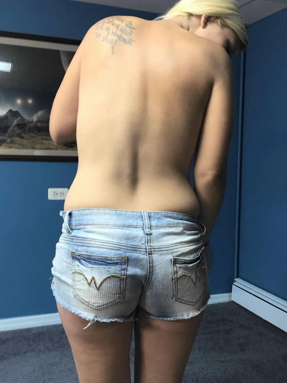 20P Das blonde Babe Brianna Stars gibt oben ohne einen erregenden POV-Blowjob