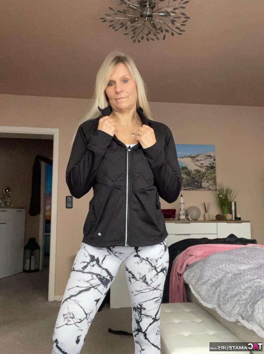 16P Sweet Susi, blonde d'âge moyen, prend une douche avant de s'habiller.