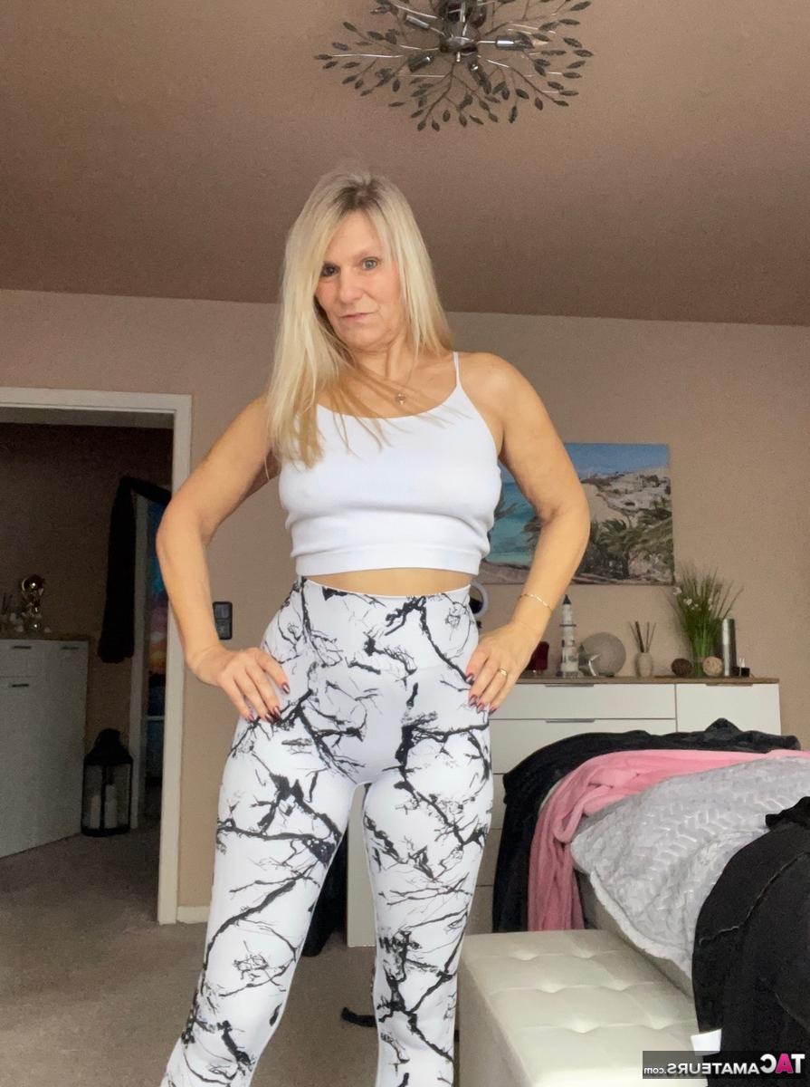 16P Sweet Susi, blonde d'âge moyen, prend une douche avant de s'habiller.