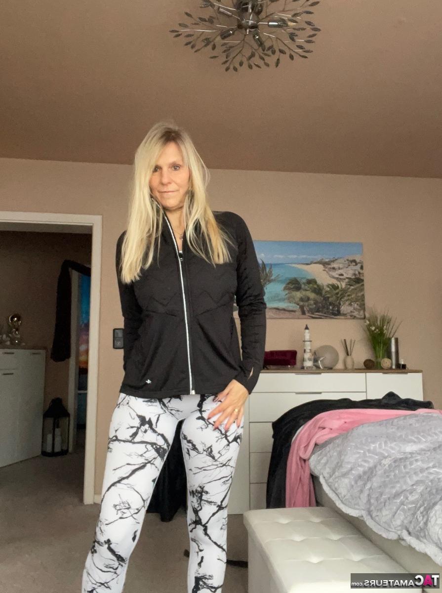 16P Sweet Susi, blonde d'âge moyen, prend une douche avant de s'habiller.