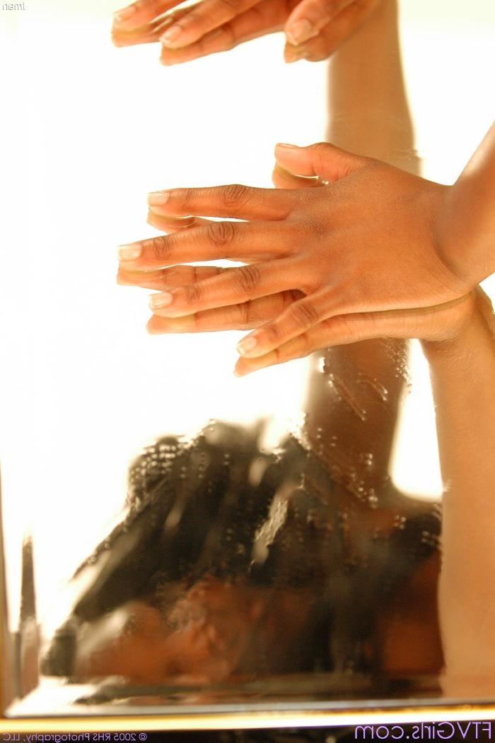 20P Das Ebenholzbaby Iman beschert sich im Stehen einen spritzenden Orgasmus mit einem Dildo
