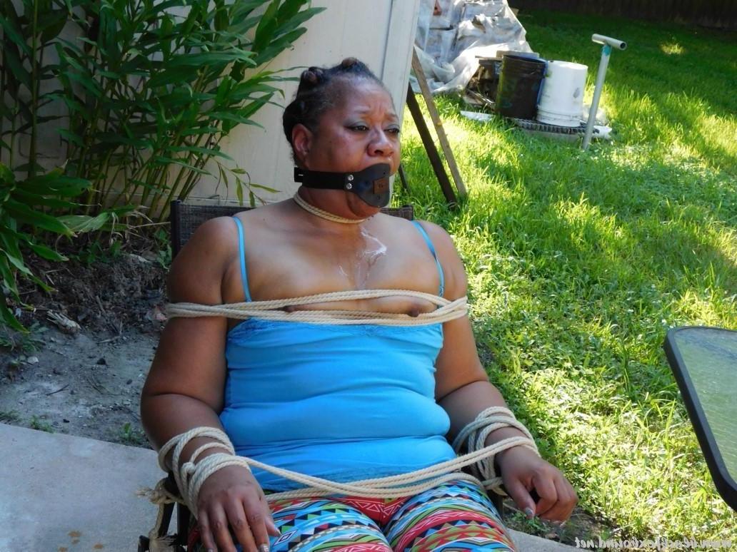 16P Mulher negra fica amarrada a uma cadeira de pátio e também amordaçada