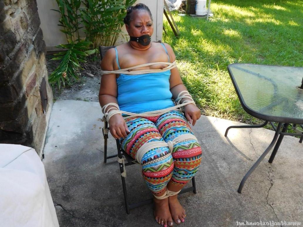 16P Mulher negra fica amarrada a uma cadeira de pátio e também amordaçada