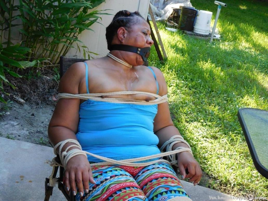 16P Mulher negra fica amarrada a uma cadeira de pátio e também amordaçada