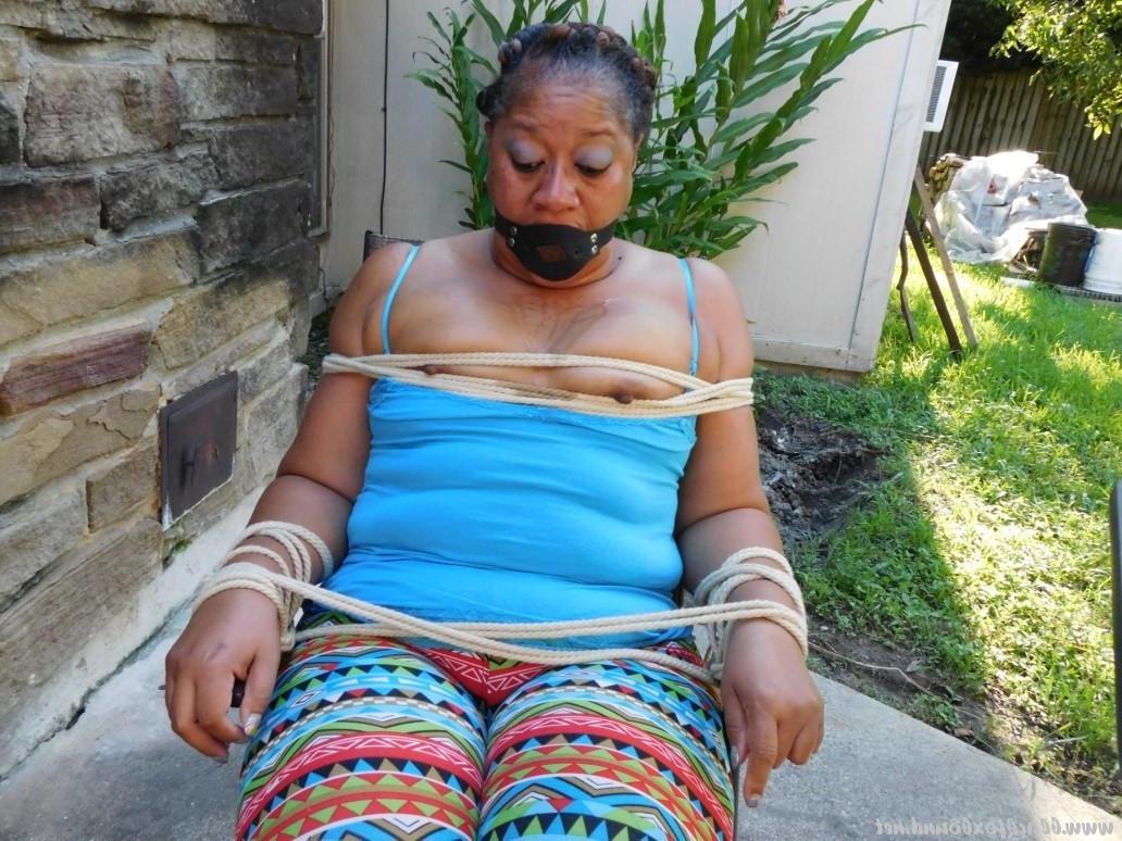 16P Mulher negra fica amarrada a uma cadeira de pátio e também amordaçada