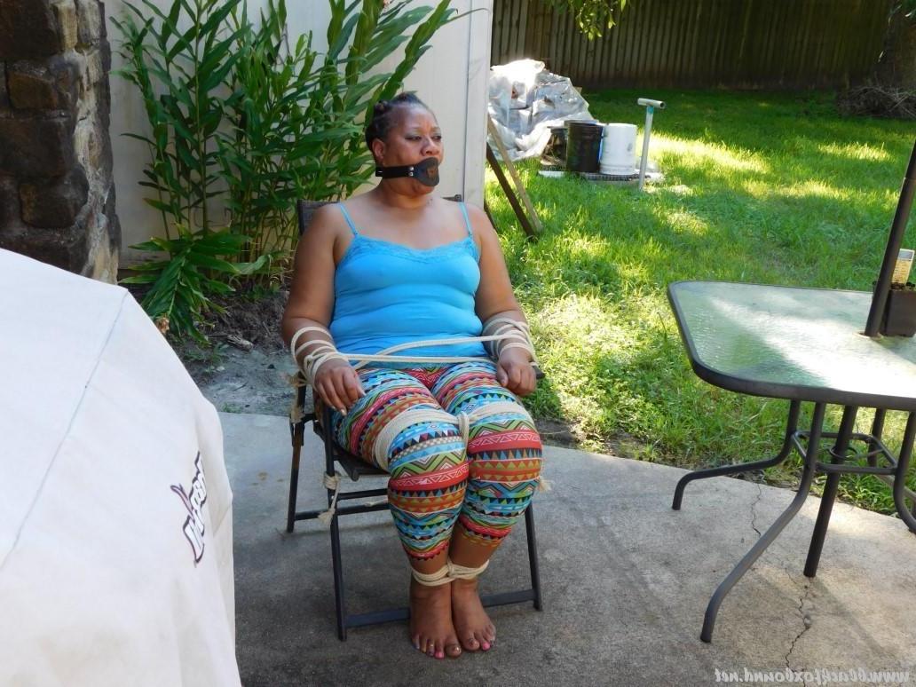 16P Mulher negra fica amarrada a uma cadeira de pátio e também amordaçada