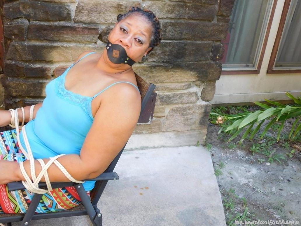 16P Mulher negra fica amarrada a uma cadeira de pátio e também amordaçada