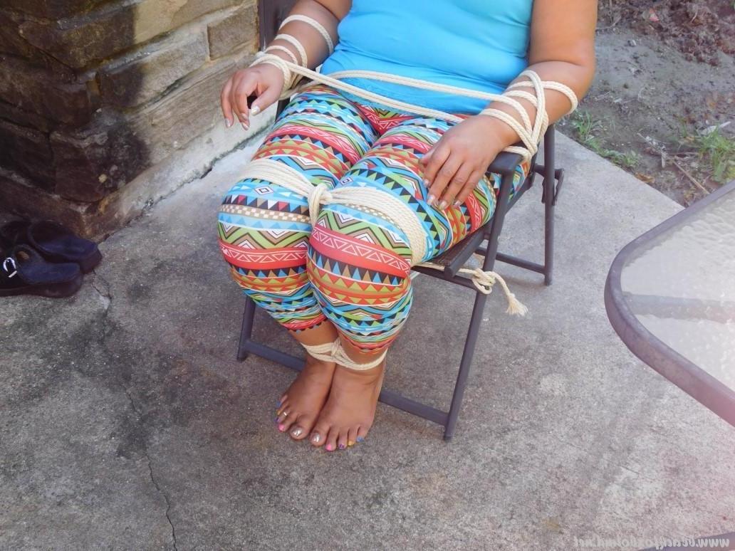 16P Mulher negra fica amarrada a uma cadeira de pátio e também amordaçada