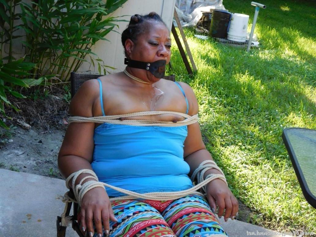 16P Mulher negra fica amarrada a uma cadeira de pátio e também amordaçada