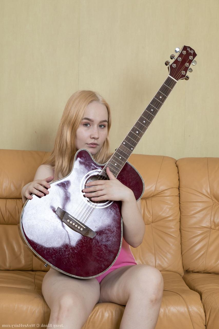 20P Die blonde Gitarristin Jessy Blank zeigt ihre leckbare haarige Muschi aus nächster Nähe