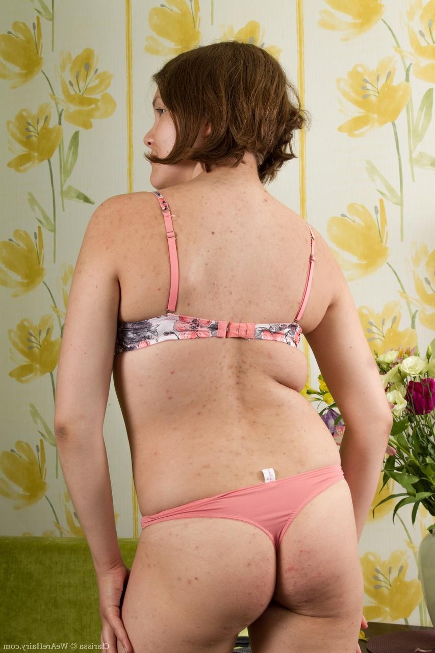 18P La joven morena de pezones enormes Clarissa muestra su jungla peluda entre las piernas