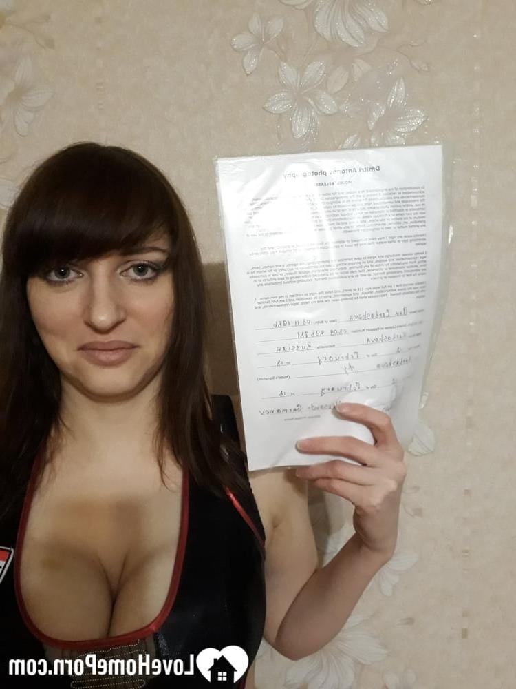 20P Maman aux gros seins posant nue et dans une tenue provocante dans sa chambre