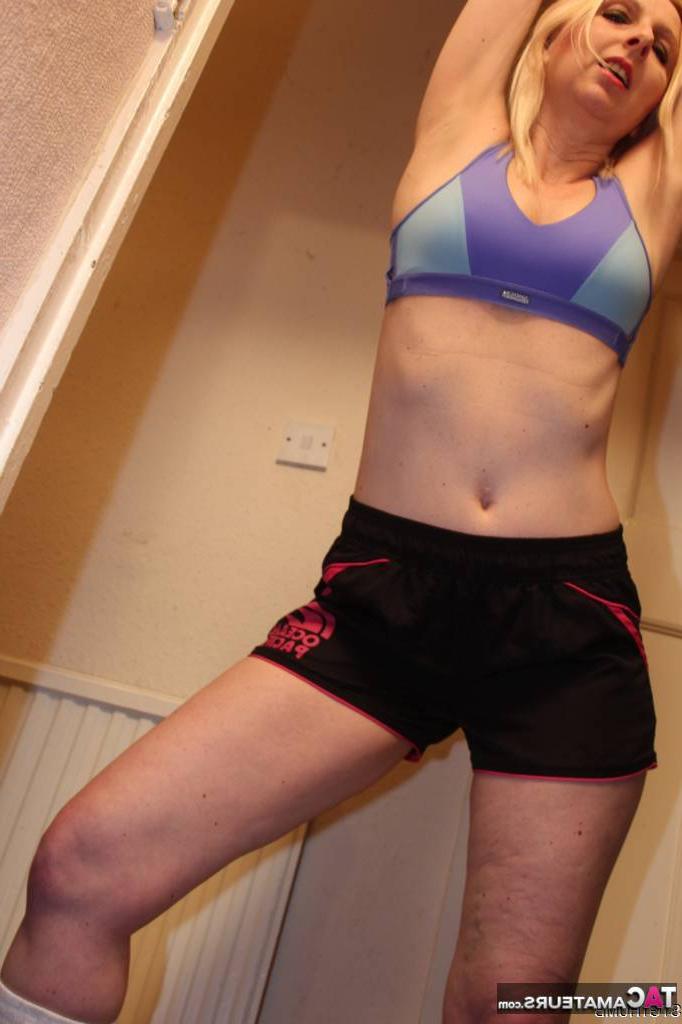 20P A amadora britânica Tracey Lain faz sexo anal hardcore enquanto usa meias esportivas