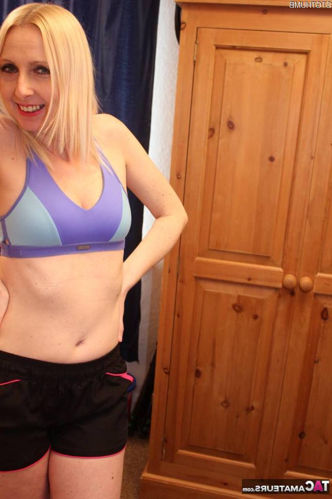 20P A amadora britânica Tracey Lain faz sexo anal hardcore enquanto usa meias esportivas