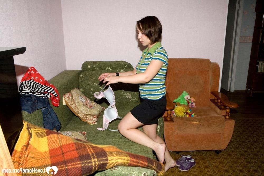 13P Morena amateur muestra sus jugosos pechos en una escena de striptease casero