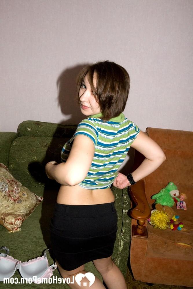 13P Morena amateur muestra sus jugosos pechos en una escena de striptease casero