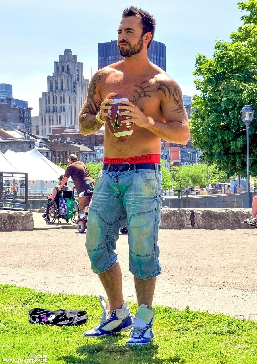 15P Muscular gay Justyn Tease wanks during a sexy outdoor striptease
