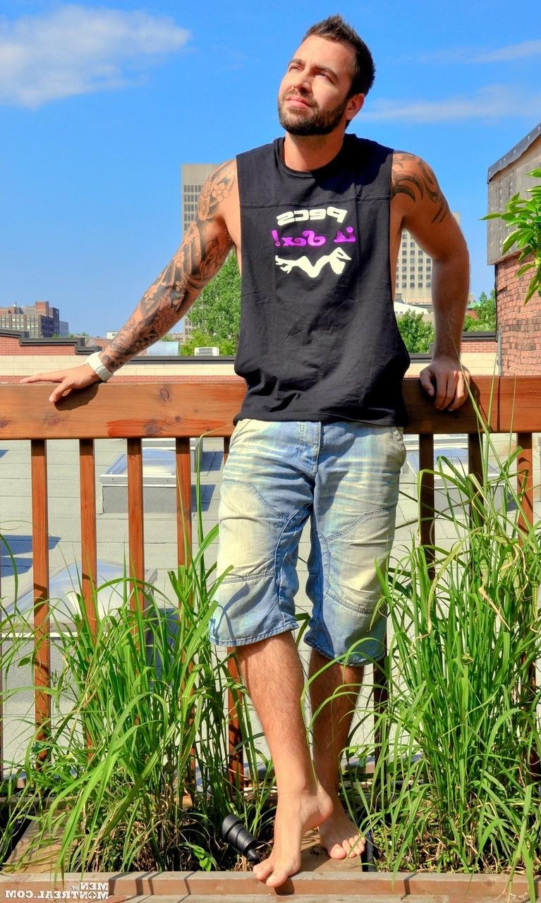 15P Muscular gay Justyn Tease wanks during a sexy outdoor striptease