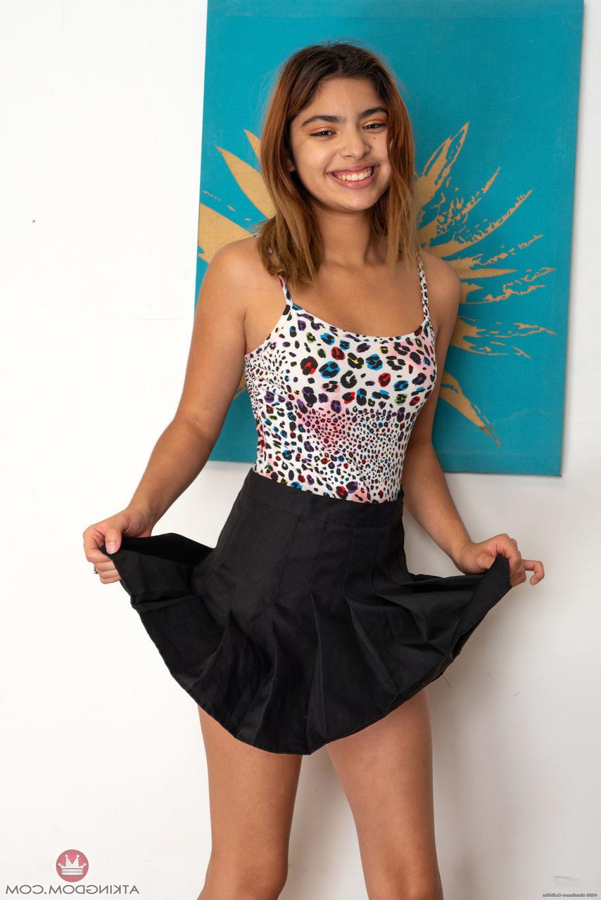 20P A adolescente amadora Hazel Heart tira a saia e o body para mostrar seus buracos