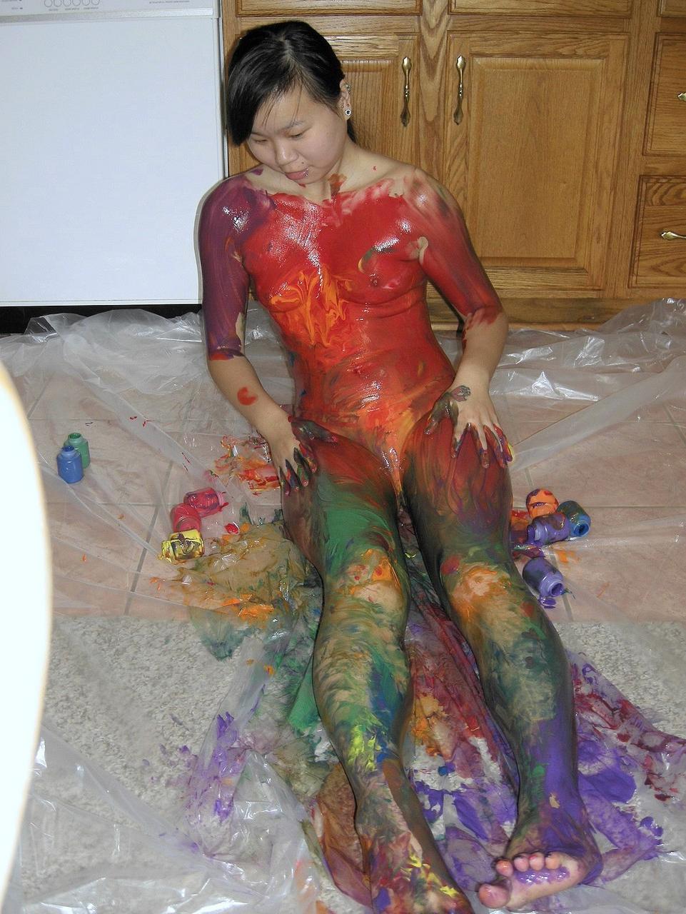20P A pequena menina asiática Jaylynn cobre o corpo com muita tinta na cozinha