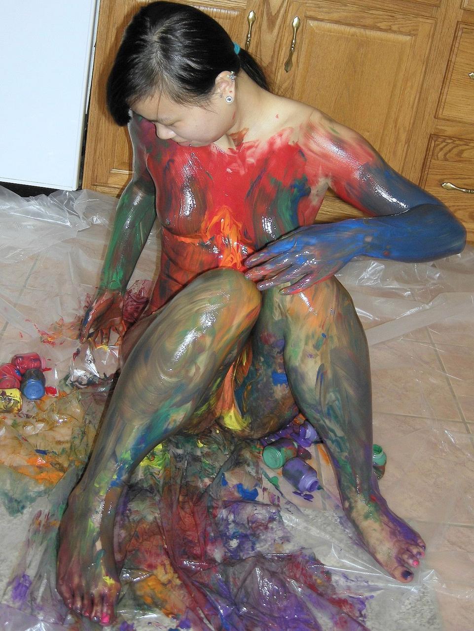 20P A pequena menina asiática Jaylynn cobre o corpo com muita tinta na cozinha