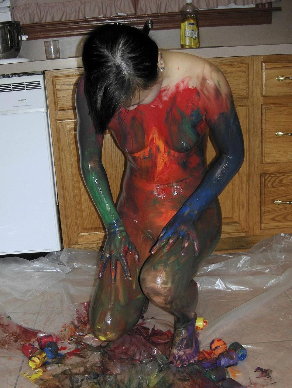 20P A pequena menina asiática Jaylynn cobre o corpo com muita tinta na cozinha