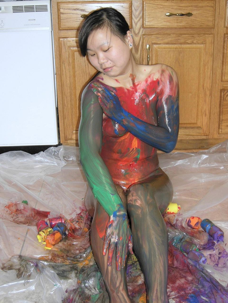 20P A pequena menina asiática Jaylynn cobre o corpo com muita tinta na cozinha
