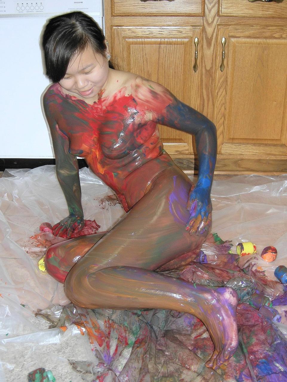 20P A pequena menina asiática Jaylynn cobre o corpo com muita tinta na cozinha