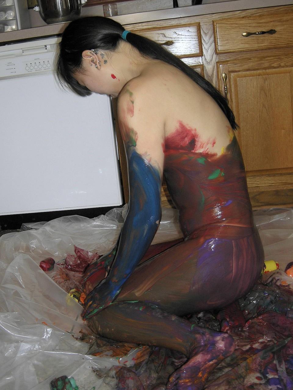 20P A pequena menina asiática Jaylynn cobre o corpo com muita tinta na cozinha