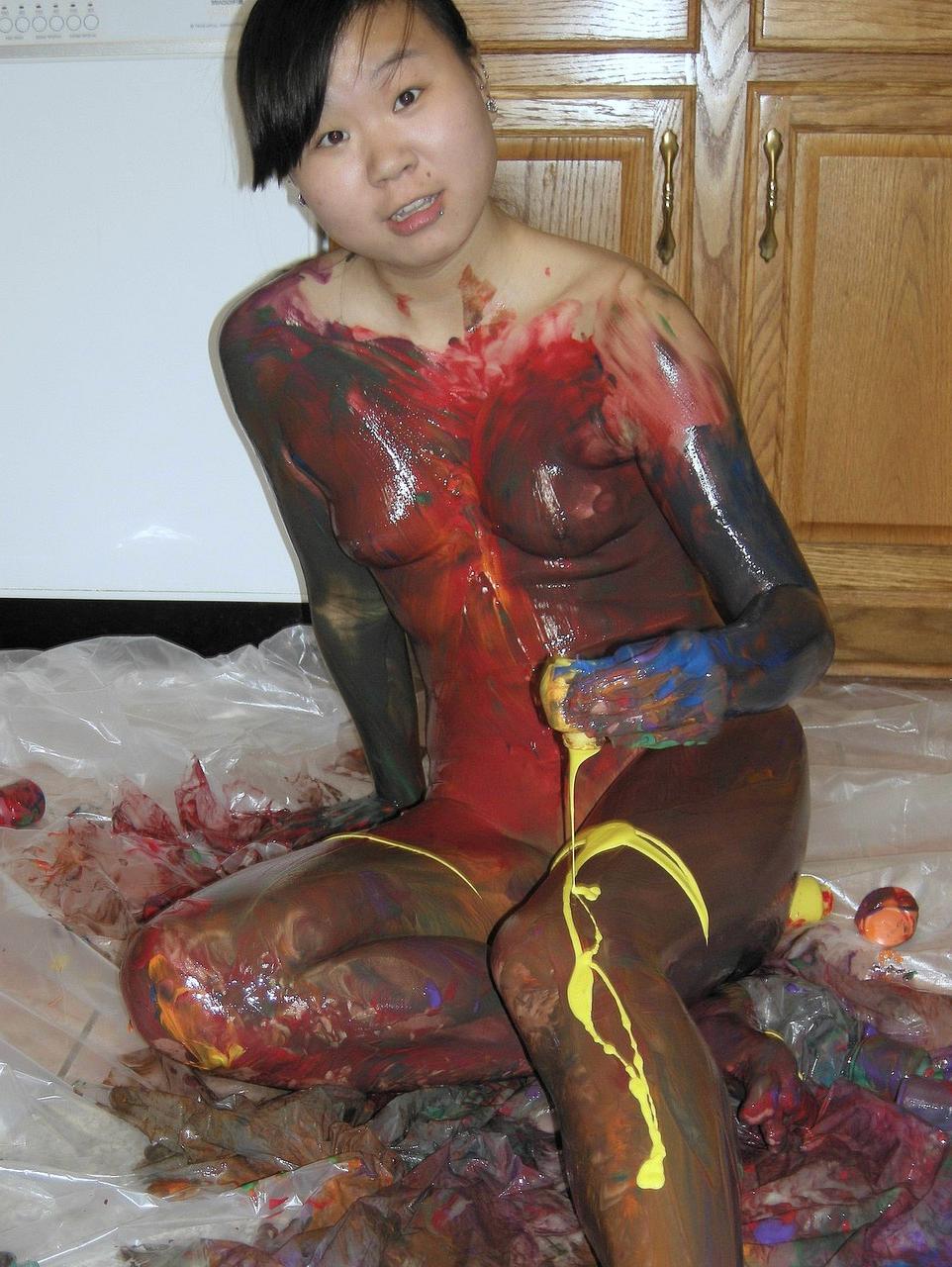 20P A pequena menina asiática Jaylynn cobre o corpo com muita tinta na cozinha