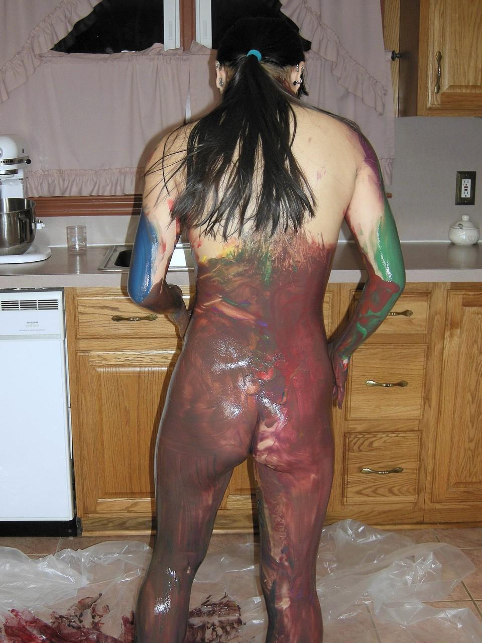 20P A pequena menina asiática Jaylynn cobre o corpo com muita tinta na cozinha