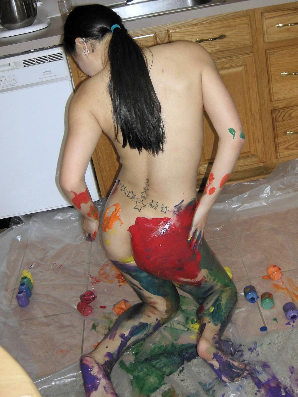 20P A pequena menina asiática Jaylynn cobre o corpo com muita tinta na cozinha