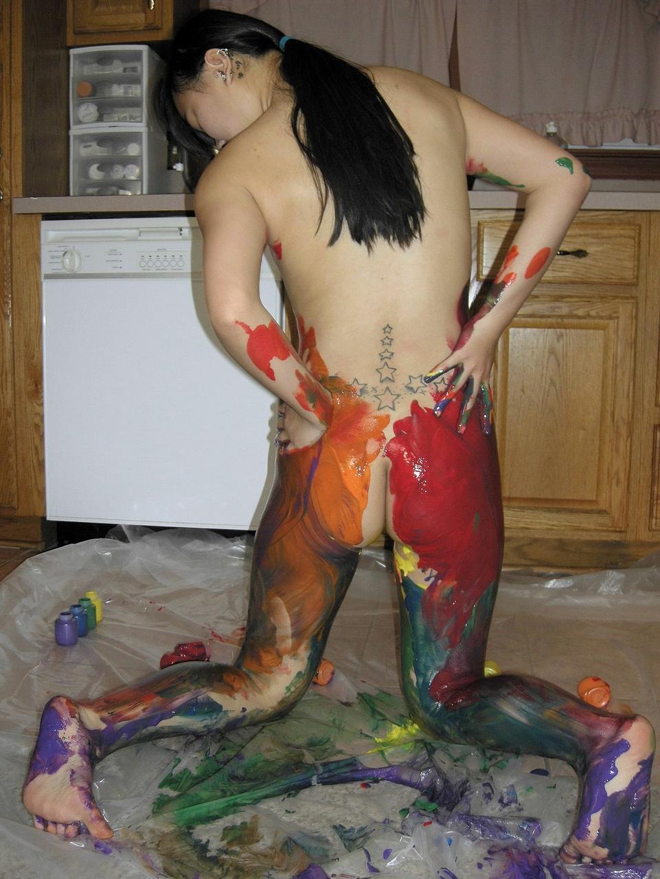 20P A pequena menina asiática Jaylynn cobre o corpo com muita tinta na cozinha
